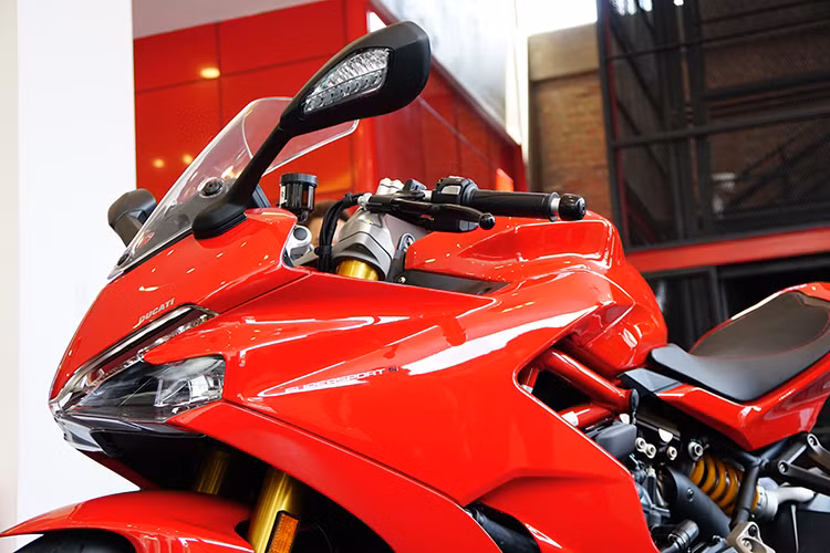 Khác với dòng sportbike Ducati truyền thống, SuperSport có tay lái clip-on đặt cao, yên xe rộng giúp tư thế ngồi thoải mái hơn. Kính chắn gió của xe lớn, có thể nâng cao thêm 50 mm, tương đương với dòng môtô touring. Ducati cho biết SuperSport không có đối thủ trực tiếp ở Việt Nam.