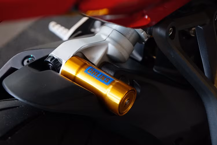 Dù ở phiên bản nào, SuperSport 2017 cũng đi kèm Brembo. Phanh đồng hành với vành 17 inch và lốp Pirelli Diablo Rosso III có kích thước 120/70 ZR17 trước và 180/55 ZR17 sau. Thêm vào đó là hệ thống chống bó cứng phanh ABS và kiểm soát lực bám 8 chế độ tiêu chuẩn. Riêng phiên bản S có thêm tính năng sang số nhanh tiêu chuẩn.