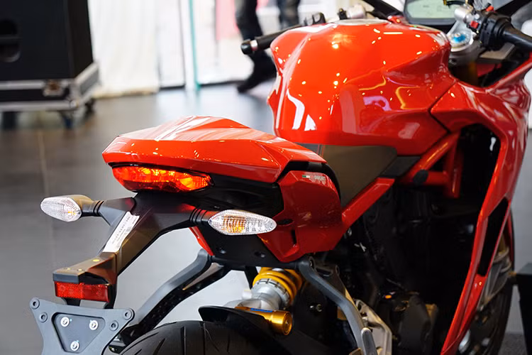 Xe có chiều dài cơ sở 1.478 mm và trọng lượng ướt 210 kg. Chiều cao yên xe tiêu chuẩn 810 mm, nhưng có thể nâng thêm 25 mm, hoặc giảm xuống 20 mm nhờ giảm xóc có thể điều chỉnh. Bình xăng dung tích 16 lít. Một điều khá thú vị là Ducati SuperSport cũng sẵn sàng cho bạn lắp thêm đôi thùng bên hông đúng phong cách đi “phượt” strada.