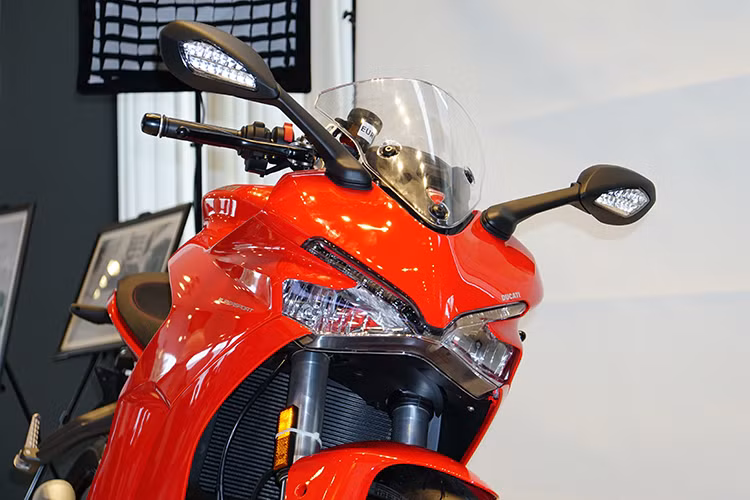 Xe được trang bị hàng loạt công nghệ thừa hưởng từ đàn anh 1299 và 1199, tận dụng thiết kế của dòng nake-bike Monster kết hợp với kiểu thiết kế trên chiếc xe huyền thoại Ducati 916. Ở phần đầu, chiếc xe môtô thể thao này sở hữu phần đèn chiếu sáng ban ngày và đèn hậu dạng LED, trong khi đèn pha chỉ dùng bóng halogen vàng.