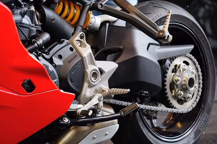 SuperSport 2017 sở hữu khối động cơ Testastretta nghiêng 11 độ, làm mát bằng dung dịch, dung tích 937 cc. Kết hợp với hộp số 6 cấp, động cơ tạo ra công suất tối đa 111 mã lực tại vòng tua máy 9.000 vòng/phút và mô-men xoắn cực đại 71,3 lb-ft tại vòng tua máy 6.500 vòng/phút. Theo hãng xe Ducati, động cơ mới này có thể đạt 80% mô-men xoắn cực đại chỉ từ vòng tua máy 3.000 vòng/phút.