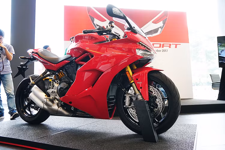 Theo đại diện của nhà phân phối Ducati tại Việt Nam cho biết mẫu xe SuperSport đã trình làng lần đầu tiên lần đầu tiên ra mắt trong triển lãm Intermot 2016 diễn ra vào tháng 10 năm ngoái tại Đức. Trong triển lãm EICMA 2016 diễn ra tại Milan, Ý, Ducati SuperSport còn được bình chọn là mẫu môtô có thiết kế đẹp nhất.