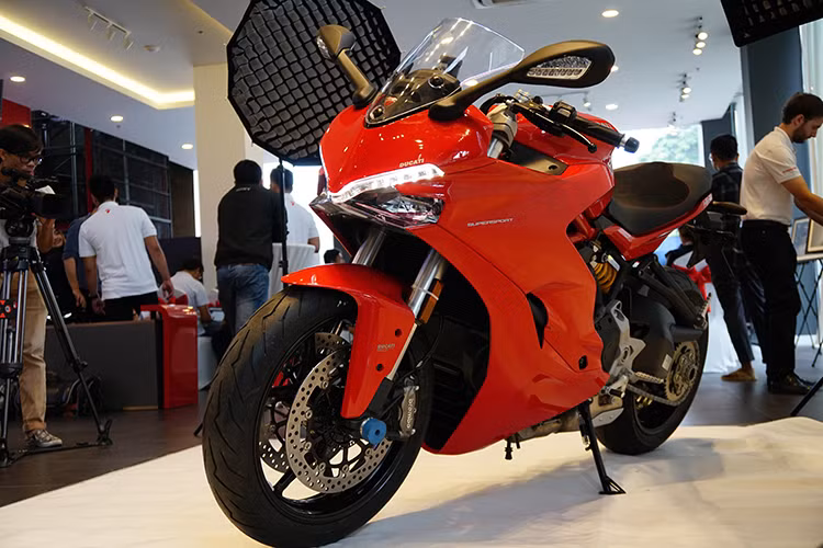 Ducati Việt Nam sẽ phân phối mẫu xe môtô thể thao SuperSport với hai phiên bản gồm tiêu chuẩn và phiên bản S. Đây là mẫu xe được nhập khẩu nguyên chiếc từ nhà máy tại Thái Lan, với mức giá bán lẻ đề xuất là 513,9 triệu đồng cho bản tiêu chuẩn và 570,9 triệu đồng cho phiên bản S.