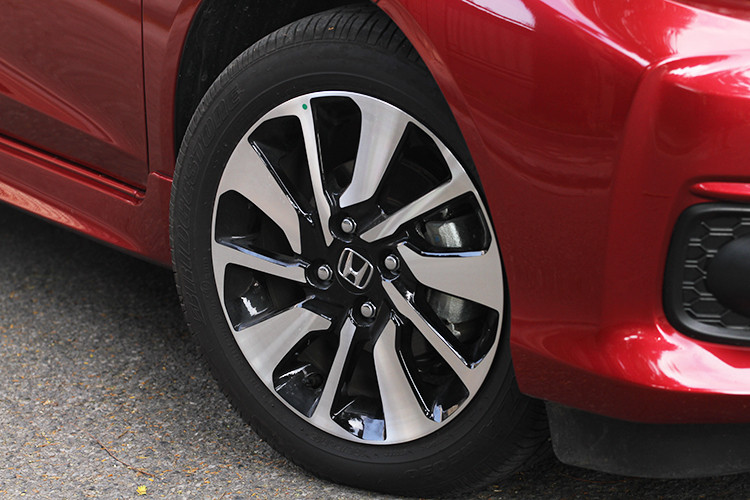 Phần trụ B của Honda Brio hoàn toàn mới được sơn đen tạo cảm giác thân xe trường hơn khi quan sát, đi kèm với đó 2 là đường gân kéo từ cửa trước tới phía sau là điểm nhấn. Xe trang bị la zăng 15 inch đa chấu với 2 tông màu đen piano và kim loại đi kèm bộ lốp 185/55 R15.