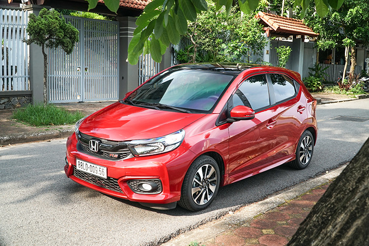 Giá xe Honda Brio mới tại Việt Nam có phần cao hơn các đối thủ trong phân khúc do được nhập khẩu từ Indonesia - bản G, RS và RS Two-Tone tương ứng từ 418 đến 452 triệu đồng. Brio được xem là mẫu xe cỡ nhỏ giá rẻ dành cho đô thị đứng đầu phân khúc tại các thị trường như: Thái Lan, Ấn Độ, Indonesia,... và được kỳ vọng lớn tại thị trường ôtô Việt. 