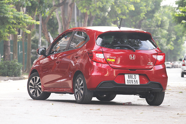 Nhìn chung, Honda Brio là một mẫu xe cỡ nhỏ dành cho những gia đình trẻ mua xe lần đầu khi có thiết kế bên ngoài đẹp, bắt mắt và bên trong thực dụng nhưng nếu muốn “độ” tiện nghi cũng rất đơn giản. Hay thậm chí “thực dụng” hơn là dành cho những khách hàng kinh doanh dịch vụ, với một mẫu xe hạng A nhưng có không gian tiệm cận xe hạng B.