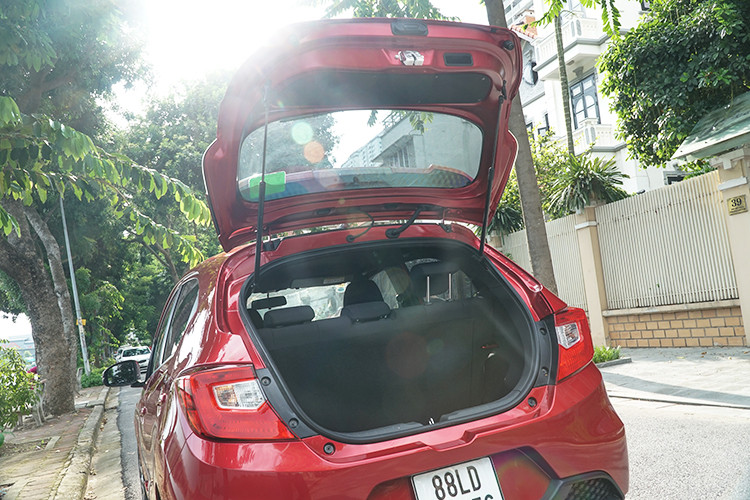 Bên cạnh đó, xe vẫn có các công nghệ an toàn cơ bản như chống bó cứng phanh ABS, phân bổ lực phanh điên tử EBD, dây đai an toàn 3 điểm,… Ngoài ra, hàng ghế sau khi gập gọn có thể chứa đựng 258 lít hành lý.