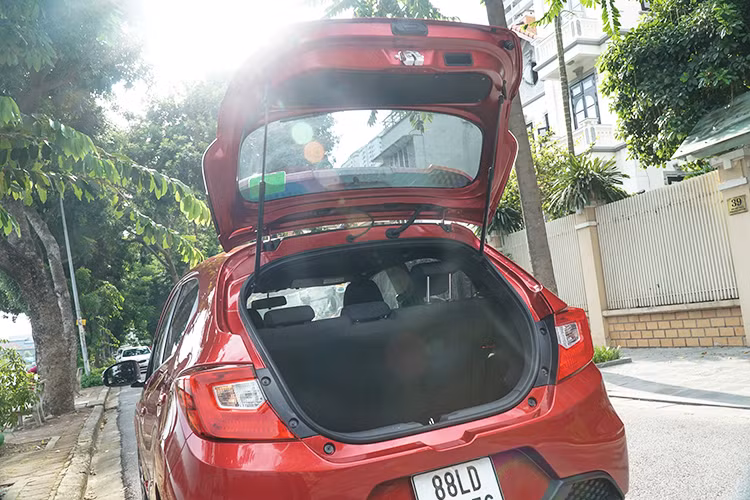 Bên cạnh đó, xe vẫn có các công nghệ an toàn cơ bản như chống bó cứng phanh ABS, phân bổ lực phanh điên tử EBD, dây đai an toàn 3 điểm,… Ngoài ra, hàng ghế sau khi gập gọn có thể chứa đựng 258 lít hành lý.