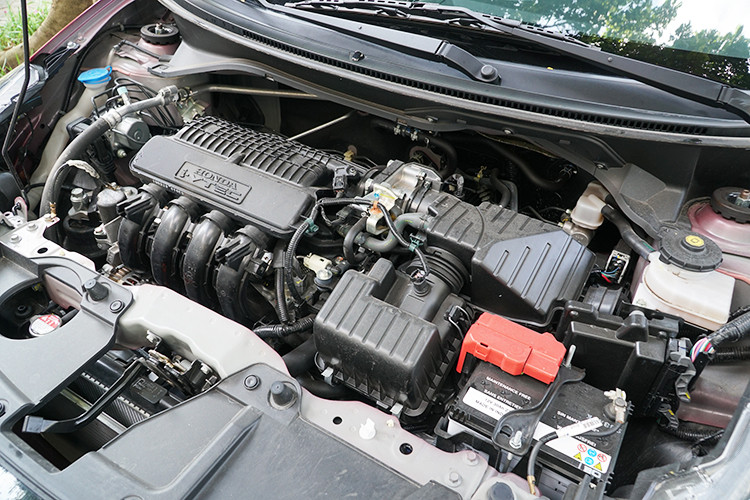 Sở hữu khối động cơ i-VTEC 1.2L 4 xy lanh thẳng hàng của Honda, khi cầm lái chiếc xe trong đô thị - cảm giác Brio mới hoạt động khá mượt mà, vô lăng trợ lực điện đi kèm với hộp số CVT giúp người lái cảm thấy nhẹ nhàng khi điều khiển, ở những khoảng tăng tốc ngắn, độ vọt của của xe là khá ổn so với các đối thủ trong phận khúc hạng A.