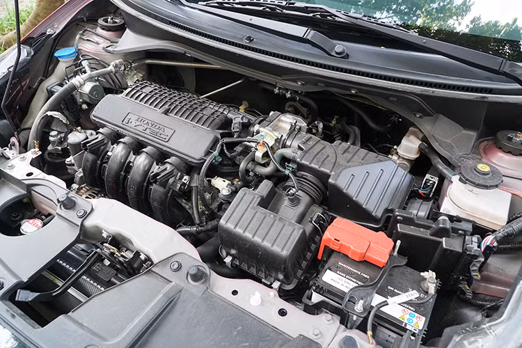 Sở hữu khối động cơ i-VTEC 1.2L 4 xy lanh thẳng hàng của Honda, khi cầm lái chiếc xe trong đô thị - cảm giác Brio mới hoạt động khá mượt mà, vô lăng trợ lực điện đi kèm với hộp số CVT giúp người lái cảm thấy nhẹ nhàng khi điều khiển, ở những khoảng tăng tốc ngắn, độ vọt của của xe là khá ổn so với các đối thủ trong phận khúc hạng A.