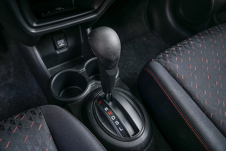 "Trái tim" của Honda Brio mới sẽ là khối động cơ 1.2 lít i-VTEC đạt công suất tối đa 89 mã lực đi kèm hộp số vô cấp CVT, giúp xe tiết kiệm nhiên liệu, vận hành mạnh mẽ. Ngoài ra, mẫu xe này còn được trang bị bộ điều khiển G-Design thực hiện kiểm soát phối hợp hộp số vô cấp CVT, van tiết lưu,… cho phép chuyển số mượt mà hơn.