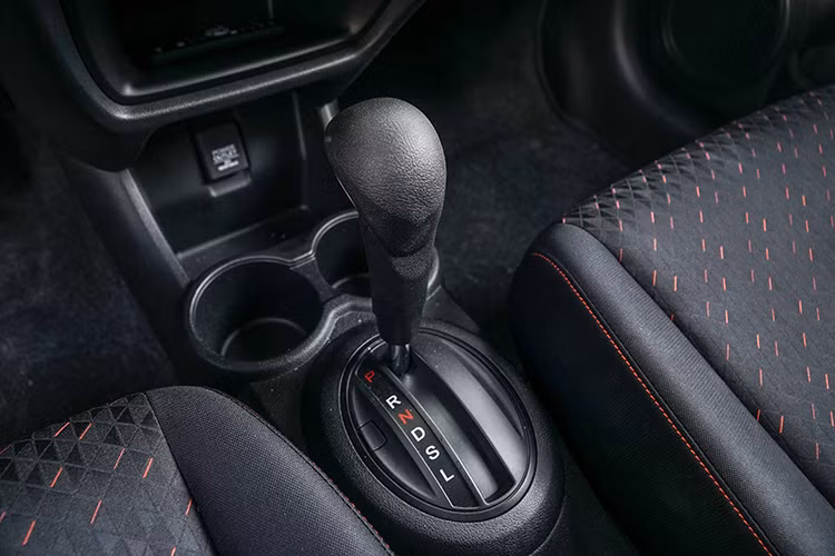 "Trái tim" của Honda Brio mới sẽ là khối động cơ 1.2 lít i-VTEC đạt công suất tối đa 89 mã lực đi kèm hộp số vô cấp CVT, giúp xe tiết kiệm nhiên liệu, vận hành mạnh mẽ. Ngoài ra, mẫu xe này còn được trang bị bộ điều khiển G-Design thực hiện kiểm soát phối hợp hộp số vô cấp CVT, van tiết lưu,… cho phép chuyển số mượt mà hơn.