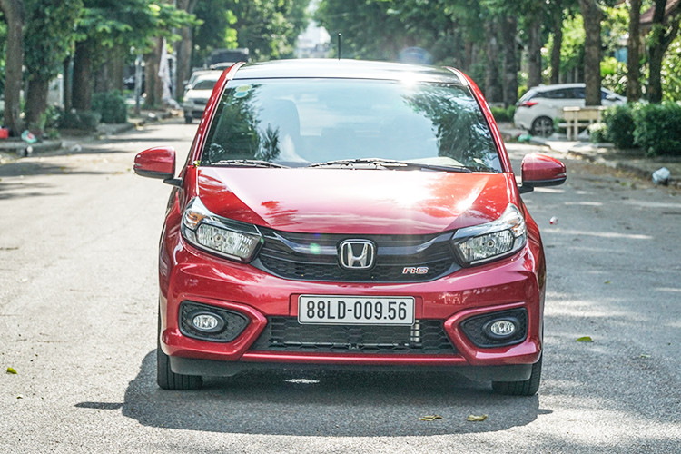 Thiết kế ngoại thất của Honda Brio 2019 mới khá trẻ trung so với các đối thủ cùng phân khúc hạng A hiện nay, khá giống như những người anh em Honda City, Jazz hay Civic. Kiểu thiết kế này khiến Brio cạnh tranh trực tiếp với VinFast Fadil, đều là 2 mẫu xe mới trong phân khúc. Phía trước, Honda Brio sử dụng đèn định vị LED và đèn chiếu sáng halogen, đèn sương mù nằm ở phần cản trước thiết kế thể thao.