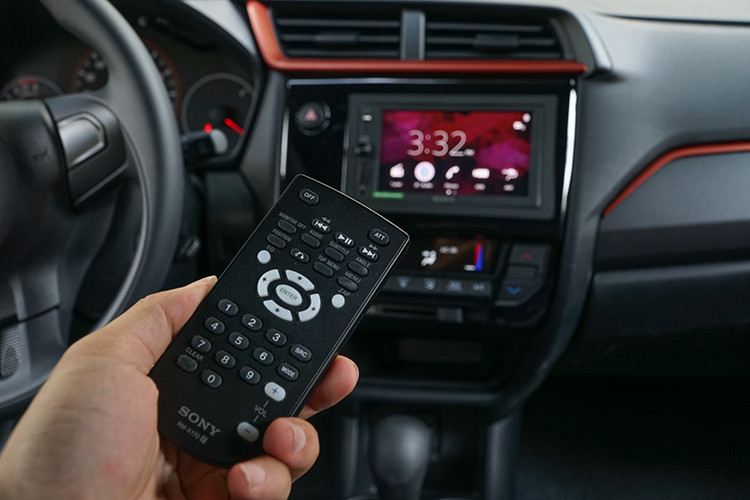 Nội thất xe được bọc nỉ và tựa đầu hàng ghế trước. Ở mặt táp lô, thiết kế có phần hướng về người lái như những mẫu xe khác của Honda, đi kèm là một số chi tiết màu cam tạo cảm giác cao cấp và thể thao hơn. Các phiên bản Honda Brio đều được trang bị điều hòa 2 chiều, cửa sau mở bằng điện, chìa khóa thông minh (bản RS), đầu 1DIN tích hợp Bluetooth (bản G) và màn hình giải trí cảm ứng 6,2 inch với Apple Car Play (bản RS),…