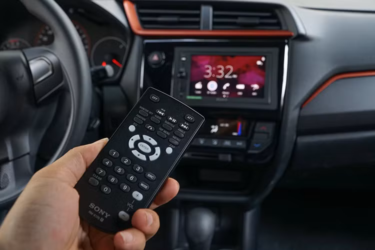 Nội thất xe được bọc nỉ và tựa đầu hàng ghế trước. Ở mặt táp lô, thiết kế có phần hướng về người lái như những mẫu xe khác của Honda, đi kèm là một số chi tiết màu cam tạo cảm giác cao cấp và thể thao hơn. Các phiên bản Honda Brio đều được trang bị điều hòa 2 chiều, cửa sau mở bằng điện, chìa khóa thông minh (bản RS), đầu 1DIN tích hợp Bluetooth (bản G) và màn hình giải trí cảm ứng 6,2 inch với Apple Car Play (bản RS),…