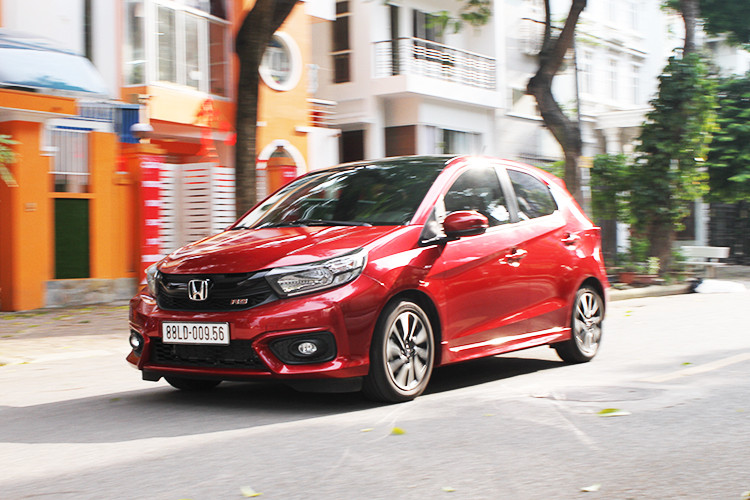 Khi lăn ra khỏi nội đô chiếc xe gần như "thoát xác", thoải mái và ấn tượng hơn. Trên đường trường, việc cầm lái chiếc xe cỡ nhỏ này khá ấn tượng với dải tốc độ đáng kể không mất quá nhiều thời gian, mặc dù độ tăng tốc của Brio vì chỉ là một chiếc xe hạng A với động cơ 1.2l cũng được xem là khá ổn. Ở đường trường, hoàn toàn có thể tin tưởng chiếc xe này có thể đạt con số hơn 5 lít/ 100km như công bố của nhà sản xuất.