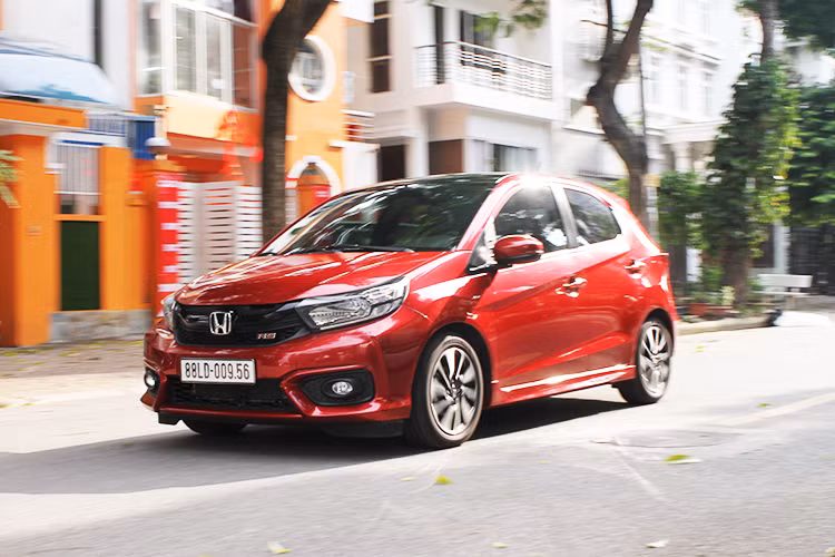 Khi lăn ra khỏi nội đô chiếc xe gần như "thoát xác", thoải mái và ấn tượng hơn. Trên đường trường, việc cầm lái chiếc xe cỡ nhỏ này khá ấn tượng với dải tốc độ đáng kể không mất quá nhiều thời gian, mặc dù độ tăng tốc của Brio vì chỉ là một chiếc xe hạng A với động cơ 1.2l cũng được xem là khá ổn. Ở đường trường, hoàn toàn có thể tin tưởng chiếc xe này có thể đạt con số hơn 5 lít/ 100km như công bố của nhà sản xuất.