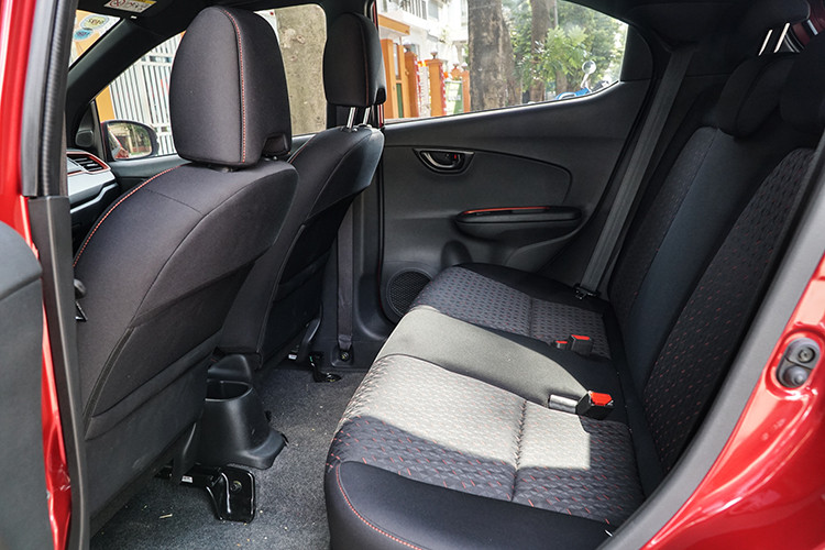 Về trang bị an toàn, Honda Brio đạt tiêu chuẩn an toàn 4 sao NCAP, được trang bị công nghệ Honda G-Con nhằm bảo vệ người ngồi trong xe khi xảy ra tai nạn. Bên cạnh đó, túi khí dành cho người lái trên Brio là loại i-SRS kiểm soát túi khí phía trước và triển khai cơ cấu cuốn đai trước khẩn cấp để đảm bảo rằng người ngồi được bảo vệ một cách tối ưu tùy mức độ nghiêm trọng của va chạm phía trước.