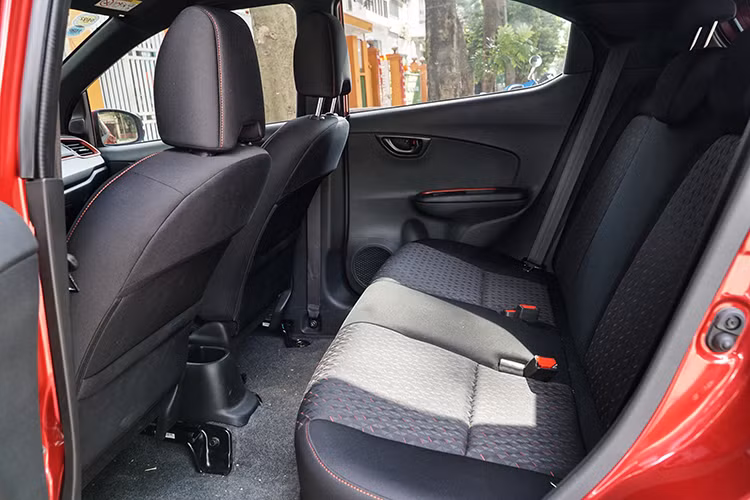 Về trang bị an toàn, Honda Brio đạt tiêu chuẩn an toàn 4 sao NCAP, được trang bị công nghệ Honda G-Con nhằm bảo vệ người ngồi trong xe khi xảy ra tai nạn. Bên cạnh đó, túi khí dành cho người lái trên Brio là loại i-SRS kiểm soát túi khí phía trước và triển khai cơ cấu cuốn đai trước khẩn cấp để đảm bảo rằng người ngồi được bảo vệ một cách tối ưu tùy mức độ nghiêm trọng của va chạm phía trước.