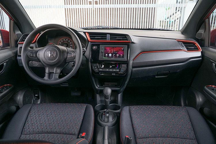 Bước vào bên trong xe Honda Brio, mặc dù là xe hạng A cỡ nhỏ - nhưng cảm giác đầu tiên mà bạn có thể cảm nhận được, đó là sự rộng rãi và thực dụng. Xe được các kĩ sư của Honda tối ưu với việc dồn động cơ lên sát phía trước, đầu xe ngắn, do vậy, người ngồi trong xe sẽ có thêm nhiều không gian bên trong hơn.