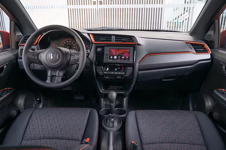 Bước vào bên trong xe Honda Brio, mặc dù là xe hạng A cỡ nhỏ - nhưng cảm giác đầu tiên mà bạn có thể cảm nhận được, đó là sự rộng rãi và thực dụng. Xe được các kĩ sư của Honda tối ưu với việc dồn động cơ lên sát phía trước, đầu xe ngắn, do vậy, người ngồi trong xe sẽ có thêm nhiều không gian bên trong hơn.