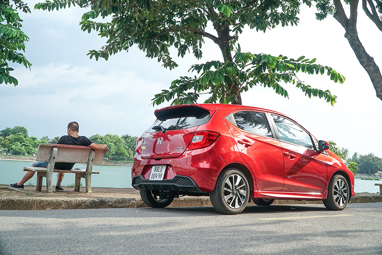 Theo đại diện nhà phân phối Honda Việt Nam cho biết, trong phân khúc hạng A - Honda Brio phù hợp với những khách hàng cá nhân và gia đình... Về kích thước, Honda Brio dài và rộng nhất phân khúc, thấp hơn một chút so với Hyundai Grand i10. Xe dài 3.815 mm, rộng 1.680 mm và cao 1.485 mm. Các con số này vượt trội hơn khá nhiều so với VinFast Fadil.