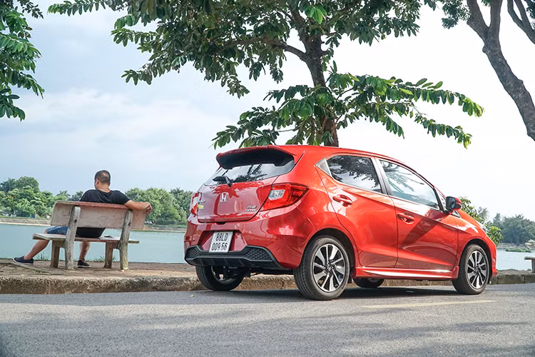 Theo đại diện nhà phân phối Honda Việt Nam cho biết, trong phân khúc hạng A - Honda Brio phù hợp với những khách hàng cá nhân và gia đình... Về kích thước, Honda Brio dài và rộng nhất phân khúc, thấp hơn một chút so với Hyundai Grand i10. Xe dài 3.815 mm, rộng 1.680 mm và cao 1.485 mm. Các con số này vượt trội hơn khá nhiều so với VinFast Fadil.