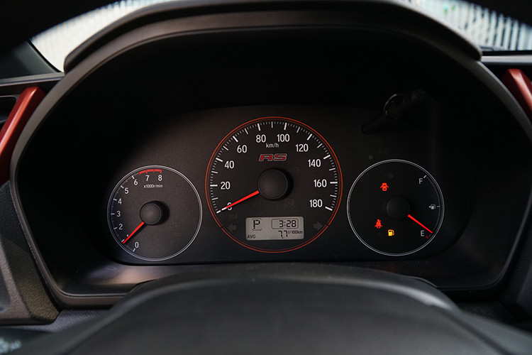 Ngoài ra, cụm điều khiển điều hòa trên xe thiết kế khá đơn giản, không có hiển thị nhiệt độ mà chỉ là tăng giảm, chuyển gió trong và ngoài xe vẫn là cần gạt cơ học thay vì nút bấm. Xe vẫn trang bị 3 đồng hồ hiển thị cơ học với đầy đủ các thông số cơ bản. Vô lăng của xe 3 chấu tích hợp nút bấm âm lượng cơ bản và chỉ là nhựa urethane.