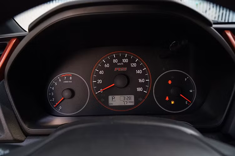 Ngoài ra, cụm điều khiển điều hòa trên xe thiết kế khá đơn giản, không có hiển thị nhiệt độ mà chỉ là tăng giảm, chuyển gió trong và ngoài xe vẫn là cần gạt cơ học thay vì nút bấm. Xe vẫn trang bị 3 đồng hồ hiển thị cơ học với đầy đủ các thông số cơ bản. Vô lăng của xe 3 chấu tích hợp nút bấm âm lượng cơ bản và chỉ là nhựa urethane.