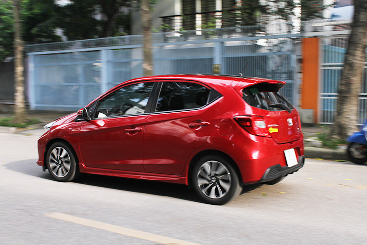 Với Honda Brio mới, việc kết hợp động cơ 1.2L và hộp số CVT giúp cho nó có khả năng tối ưu hóa việc tiêu thụ nhiên liẹu ngay cả khi di chuyển liên tục trong nội đô. Trải nghiệm quãng đường di chuyển khá dài tại trung tâm Hà Nội, chiếc Honda Brio này tiêu tốn khoảng trên dưới 8 lít xăng - đây là con số tạm ổn khi mà người lái thường xuyên di chuyển trên những tuyến đường đông đúc, thậm chí ùn tắc vào giờ tan tầm.