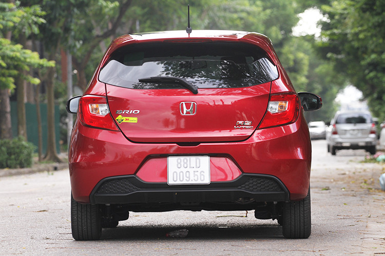 Ở phía bên hông, gương chiếu hậu được thiết kế gọn gàng được chỉnh điện và tích hợp báo rẽ, phần dưới gương còn được sơn đen tạo cảm giác thể thao hơn. Phía sau của xe sẽ là cụm đèn phanh và đèn hậu được bố trí tách biệt, với điểm nhấn là cánh gió thể thao và đèn phanh trên cao gây ấn tượng hơn so với các đối thủ cùng phân khúc trên thị trường Việt.