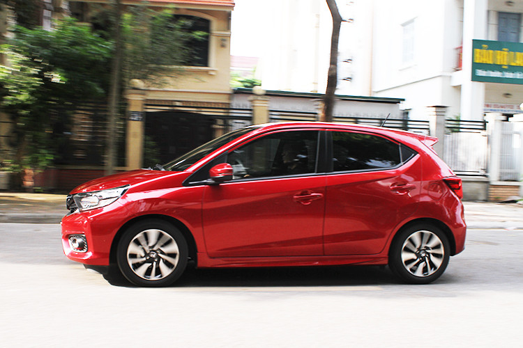 Chân ga, vô lăng của Honda Brio mới mang lại cảm giác khá nhẹ, và đặc biệt là khá bốc ở ga đầu (theo cảm nhận của người lái). Khi chạy xe ở dải tốc độ thấp khoảng 30 – 50 km/h, khả năng cách âm của xe so với bên ngoài là khá ổn, nhưng tiếng ồn động cơ vọng vào khá nhiều chính là điểm trừ. Nếu cảm nhận độ ồn từ bên ngoài, người ngồi hàng ghế sau sẽ cảm nhất rõ nhất khi chạy xe ở dải tốc độ trên 50km/h.