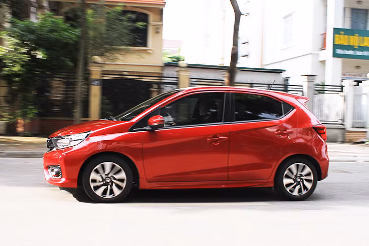 Chân ga, vô lăng của Honda Brio mới mang lại cảm giác khá nhẹ, và đặc biệt là khá bốc ở ga đầu (theo cảm nhận của người lái). Khi chạy xe ở dải tốc độ thấp khoảng 30 – 50 km/h, khả năng cách âm của xe so với bên ngoài là khá ổn, nhưng tiếng ồn động cơ vọng vào khá nhiều chính là điểm trừ. Nếu cảm nhận độ ồn từ bên ngoài, người ngồi hàng ghế sau sẽ cảm nhất rõ nhất khi chạy xe ở dải tốc độ trên 50km/h.