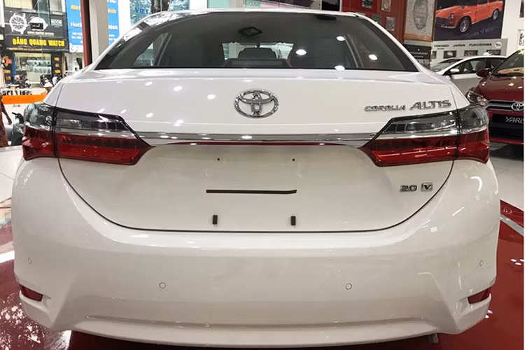 Nhìn ngang, Corolla Altis 2018 không có nhiều thay đổi ngoại trừ phần đèn sương mù nối liền với lưới tản nhiệt dễ nhận biết. Gương chiếu hậu của bản 2.0V Sport tích hợp thêm chức năng gập tự động và tự động điều chỉnh khi lùi xe. Ở phía sau, hãng xe ôtô Toyota giữ nguyên thiết kế đèn hậu cho chiếc xe, nhưng thiết kế lại chóa bên trong với đèn LED dải.