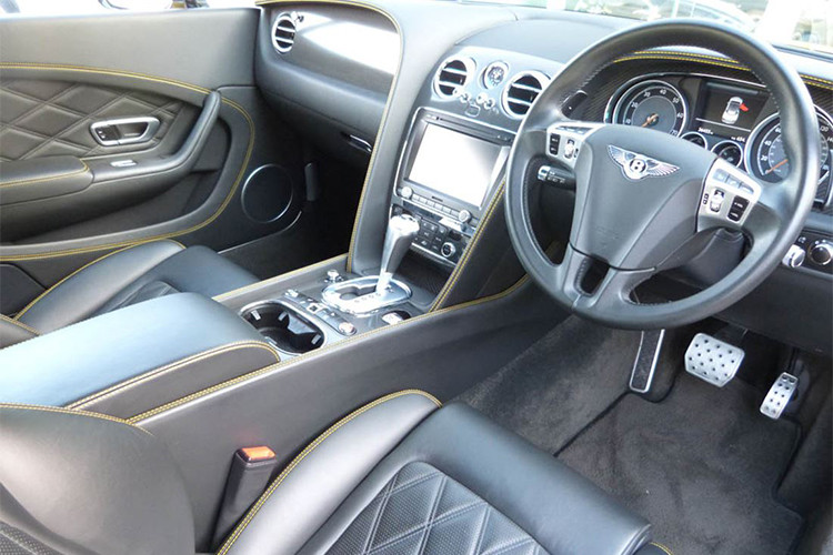 Nội thất của siêu xe sang nhà Bentley được phủ da Beluga Diamond cao cấp kết hợp các đường chỉ khâu màu vàng theo tông màu ngoại thất. Bản thân tựa đầu của xe cũng được thêu nổi logo Bentley màu vàng tươi nổi bật.