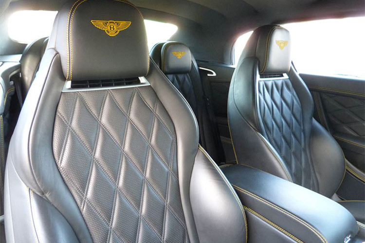 Ghế ngồi của xe được bọc da với các đường chỉ trần màu vàng cùng các hoạ tiết hình quả trám. Tựa đầu xe với logo thương hiệu xe sang Bentley.