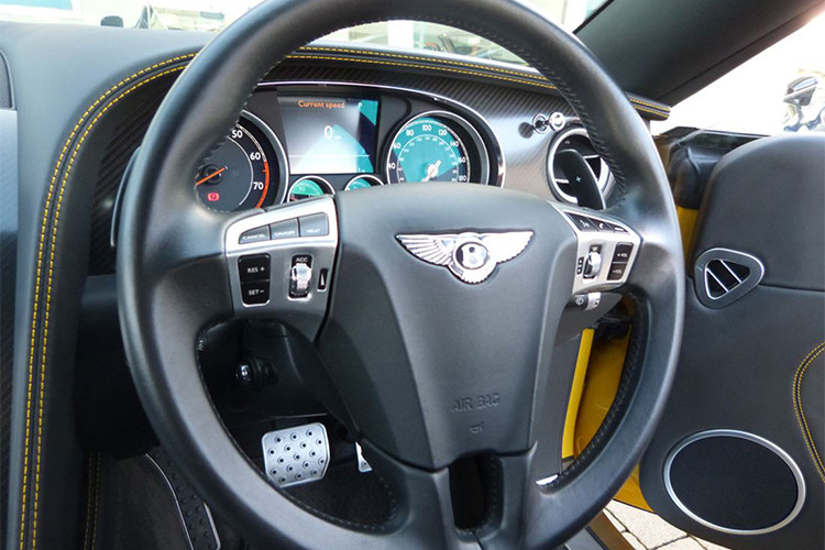 Đáng chú ý, khoang lái đã được hãng độ Mulliner nhà Bentley “can thiệp” khá nhiều, mang đến những nét đặc trưng riêng cho chiếc mui trần Bentley Continental GT Convertible 2014 này.