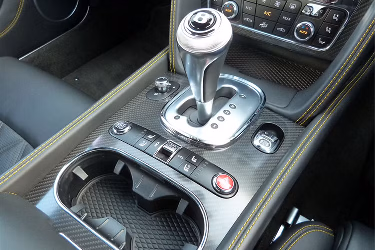 Mẫu siêu xe sang này sở hữu động cơ W12 6.0L Twin turbo sản sinh công suất tối đa 582 mã lực, mô-men xoắn cực đại 720 Nm đi kèm hộp số tự động ZF 8 cấp hệ dẫn động 4 bánh. Động cơ này tiêu thụ nhiên liệu ở mức 21,9 lít/100 km trong thành phố và 9,8 lít/100 km đối với cao tốc.