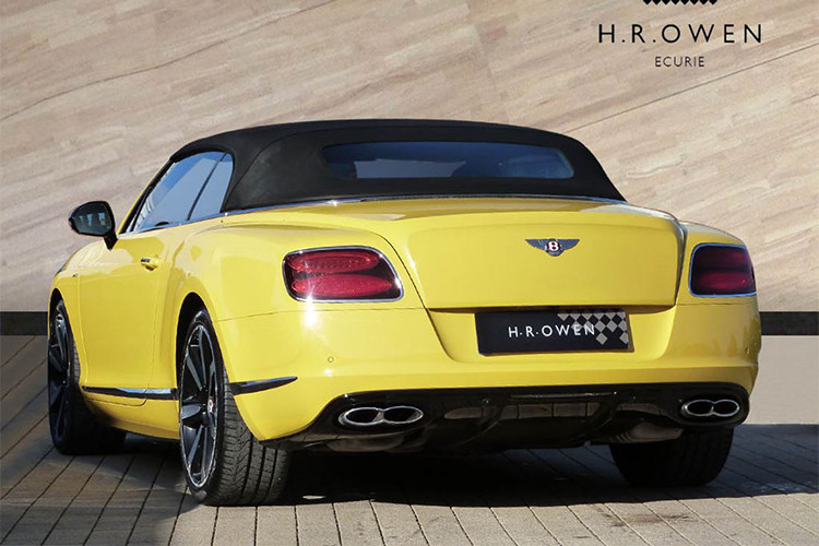 Đây là mẫu siêu xe sang Bentley Continental GT Convertible mui trần phiên bản 2014. Ở ngoại thất, chiếc Bentley Continental GT Convertible V8 S này đã được Mulliner phối với 2 tông màu là vàng Monaco đặc biệt đá cặp với mui xe màu đen cùng một số chi tiết đầy huyền bí.