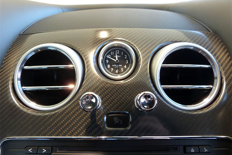 Tuy nhiên, đáng chú ý nhất và là chi tiết “độc” nhất trên chiếc Bentley Continental GT Convertible V8 S được “thửa riêng” bởi Mulliner này đó là các chi tiết ốp nội thất bằng sợi carbon với màu vàng độc đáo.