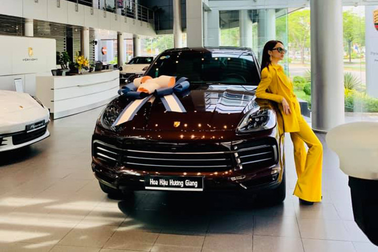 Mới đây, hoa hậu Hương Giang bất ngờ tậu thêm cho mình một chiếc xe SUV thể thao hạng sang Porsche Cayenne 2020 mới theo diện chính hãng. Trước đó người đẹp chuyển giới đã từng sở hữu hai chiếc xe sang thương hiệu Đức khác là Mercedes-Benz GLC 300 và BMW 7-Series.