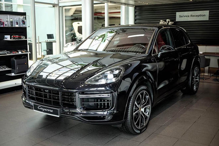 Porsche Việt Nam cũng chính thức công bố giá xe Porsche Cayenne 2020 bao gồm Cayenne Coupé từ 4,95 tỷ đồng và 9,35 tỷ đồng cho phiên bản Cayenne Turbo Coupé. Tuy nhiên, theo một số nguồn tin, chiếc Porsche Cayenne 2020 của hoa hậu Hương Giang sở hữu tùy chọn riêng màu ngoại thất với giá hơn 70 triệu đồng.