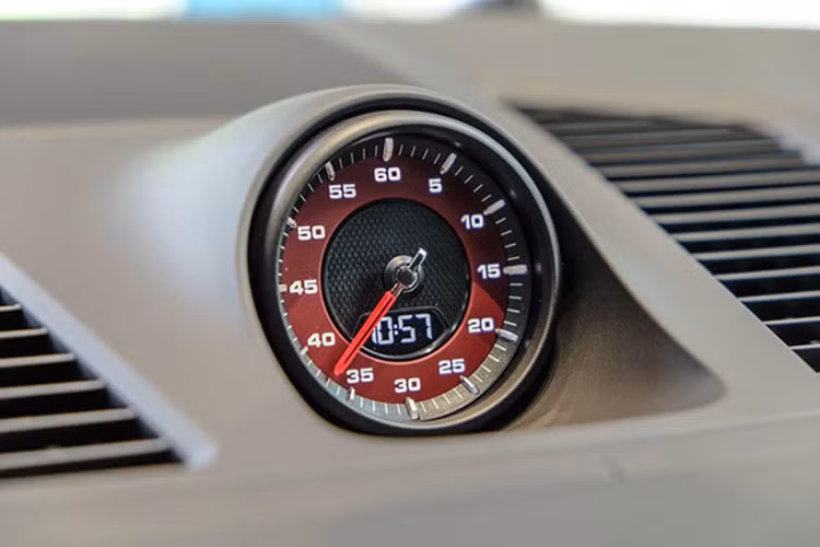 Các trang bị tính năng cao cấp và công nghệ hỗ trợ lái xe không có sự khác biệt so với Porsche Cayenne SUV. Xe được trang bị cụm đồng hồ lái màn hình kép 7 inch nhiều chế độ hiển thị, màn hình cảm ứng trung tâm kích thước 12,3 inch, các cụm phím điều khiển cảm ứng thay cho phím bấm vật lý, đèn viền nội thất sang trọng, âm thanh cao cấp Burmester, các dịch vụ kết nối trực tuyến..