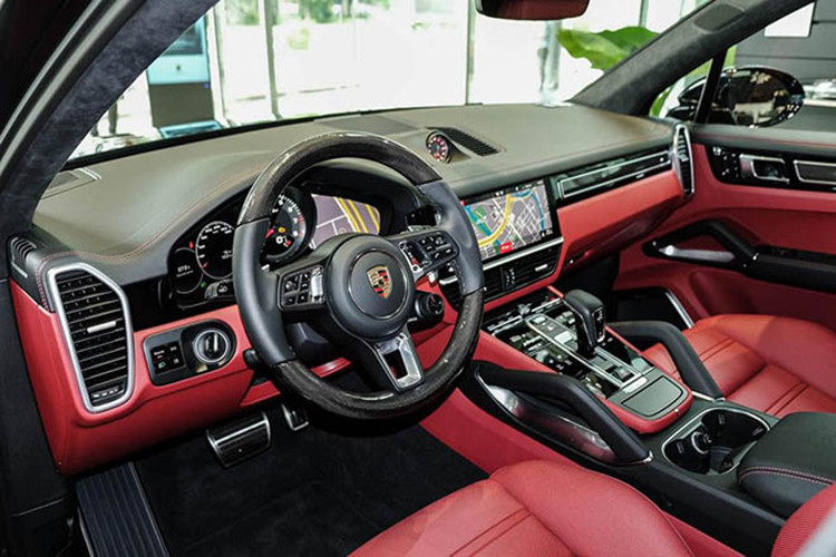 Các thông số kích thước tổng thể dài x rộng x cao của Cayenne Coupe thế hệ mới tương ứng 4.939 x 1.989 x 1.653 (mm), chiều dài cơ sở 2.895 mm. Bên trong cabin xe, phong cách thể thao và nhiều tính năng hiện đại vẫn là điểm thu hút cho Porsche Cayenne Coupe 2020.