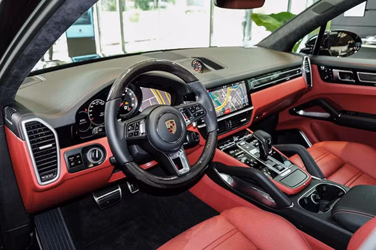 Các thông số kích thước tổng thể dài x rộng x cao của Cayenne Coupe thế hệ mới tương ứng 4.939 x 1.989 x 1.653 (mm), chiều dài cơ sở 2.895 mm. Bên trong cabin xe, phong cách thể thao và nhiều tính năng hiện đại vẫn là điểm thu hút cho Porsche Cayenne Coupe 2020.