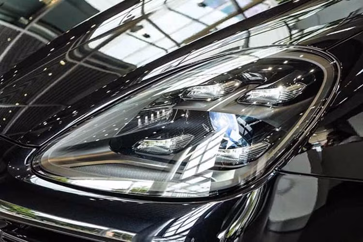 So với bản tiêu chuẩn, mẫu xe Porsche Cayenne thế hệ mới sở hữu phần mái dốc nhiều ra phía làm nhiều người liên tưởng đến mẫu Panamera. Cột A hẹp hơn, cắt vát làm tăng thêm vẻ ấn tượng của xe khi nhìn từ 2 bên.