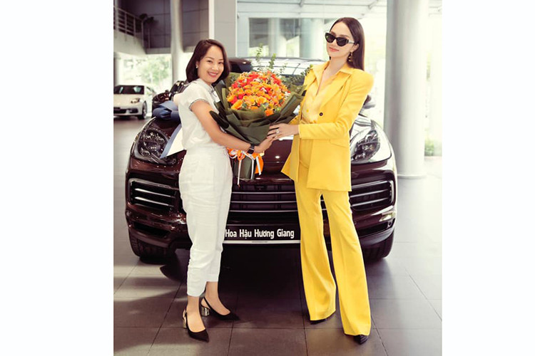 Về ngoại hình, Porsche Cayenne của Hương Giang nổi bật với với những chi tiết sắc nét hơn so với phiên bản hiện tại, thiết kế phía sau được hãng xe Đức mô tả là “độc nhất”, cánh lướt gió phía sau thích ứng, cửa sổ trời toàn cảnh panorama là trang bị tiêu chuẩn hay những tùy chọn bằng sợi carbon. 