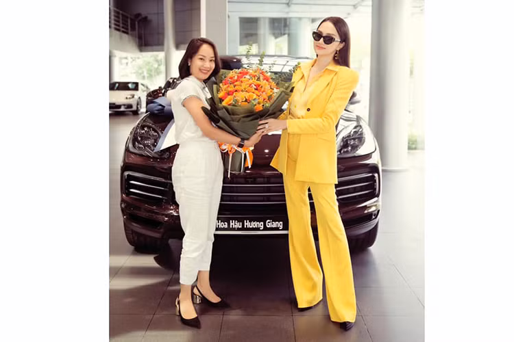 Về ngoại hình, Porsche Cayenne của Hương Giang nổi bật với với những chi tiết sắc nét hơn so với phiên bản hiện tại, thiết kế phía sau được hãng xe Đức mô tả là “độc nhất”, cánh lướt gió phía sau thích ứng, cửa sổ trời toàn cảnh panorama là trang bị tiêu chuẩn hay những tùy chọn bằng sợi carbon. 