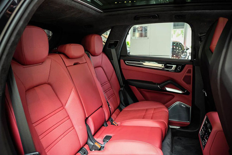 Với chiều cao trần xe thấp hơn, hàng ghế trước kiểu dáng thể thao điều chỉnh 18 hướng giúp người ngồi dễ dàng có được vị trí thoải mái nhất, hàng ghế sau được tinh chỉnh với trọng tâm thấp hơn 1,18 inch để đầu hành khách không va vào trần. Xe sở hữu khoang hành lý 622L và mở rộng lên 1.537L khi gập hàng ghế sau.