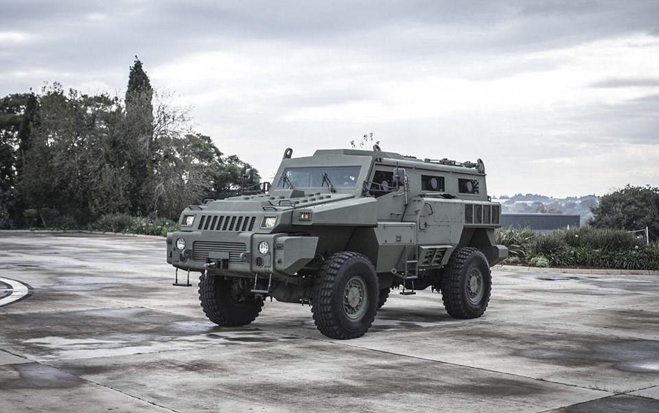 Paramount là tập đoàn chuyên sản xuất những chiếc xe bọc thép "không thể ngăn cản", một trong số đó có tên Marauder. Được trang bị động cơ diesel tăng áp 6 xy-lanh, xe có thể đạt tốc độ lên đến 120 km/h, an toàn vượt qua 8 kg thuốc nổ TNT hoặc vụ tấn công bằng tên lửa đạn đạo. Trong khi đó, bộ lốp và vành xe có thể chịu được vụ nổ của 14 kg TNT. Mẫu xe này cần 2 người điều khiển và có thể chở thêm 8 người ở phía sau.